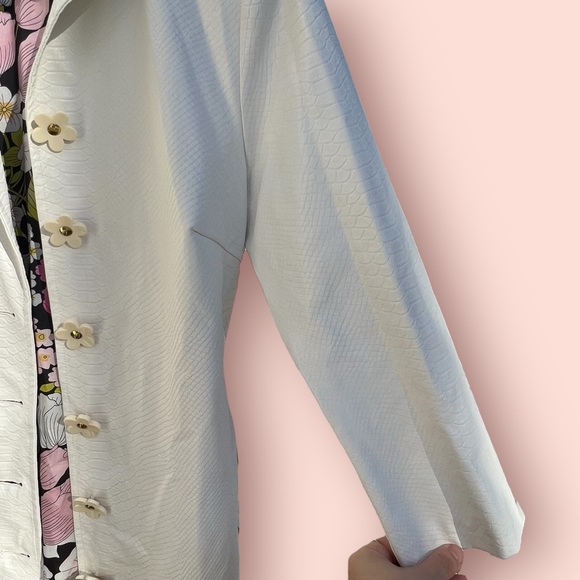 JB by Julie Brown NYC White Textured Trench with Daisy Buttons and Tie Size M - Picture 7 of 13